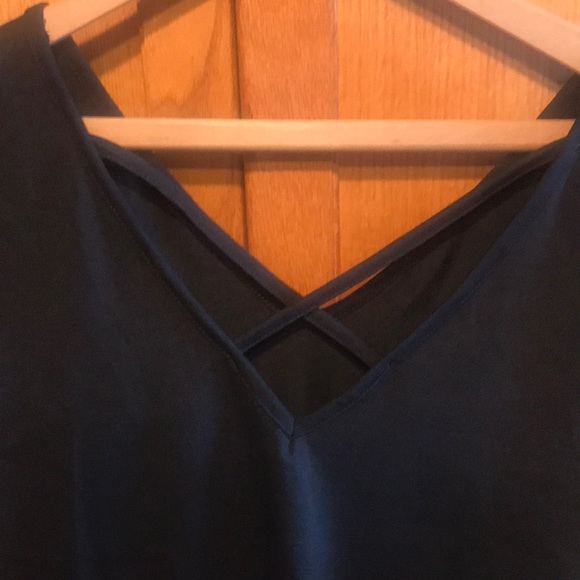 Fahionable  shirt with cross cross design - Picture 2 of 4